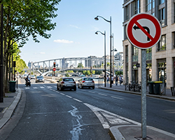 Panneau interdiction de tourner � gauche sur parking priv�